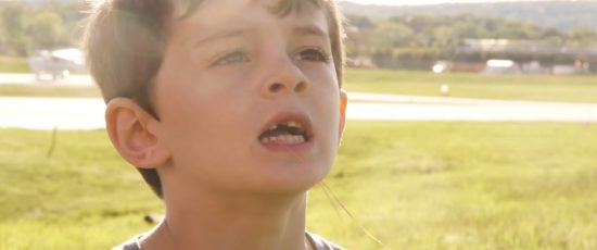 Helicoptère, voiture, chien, drone… les techniques insolites pour retirer une dent de lait !