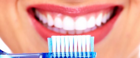 5 gestes beauté à faire avec une brosse à dents