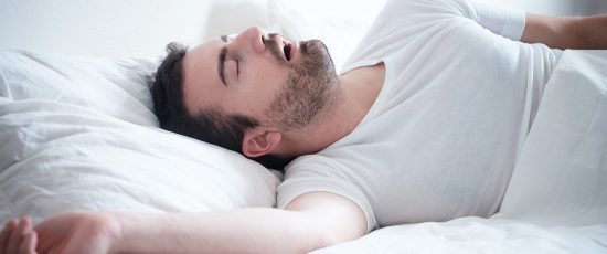 Dormir la bouche ouverte est mauvais pour la santé dentaire…